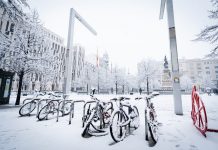 Bicicletas en la nieva tras el paso de Filomena