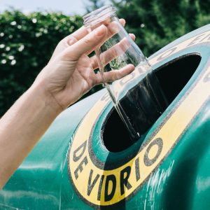 reciclaje de vidrio en contenedor de Ecovidrio
