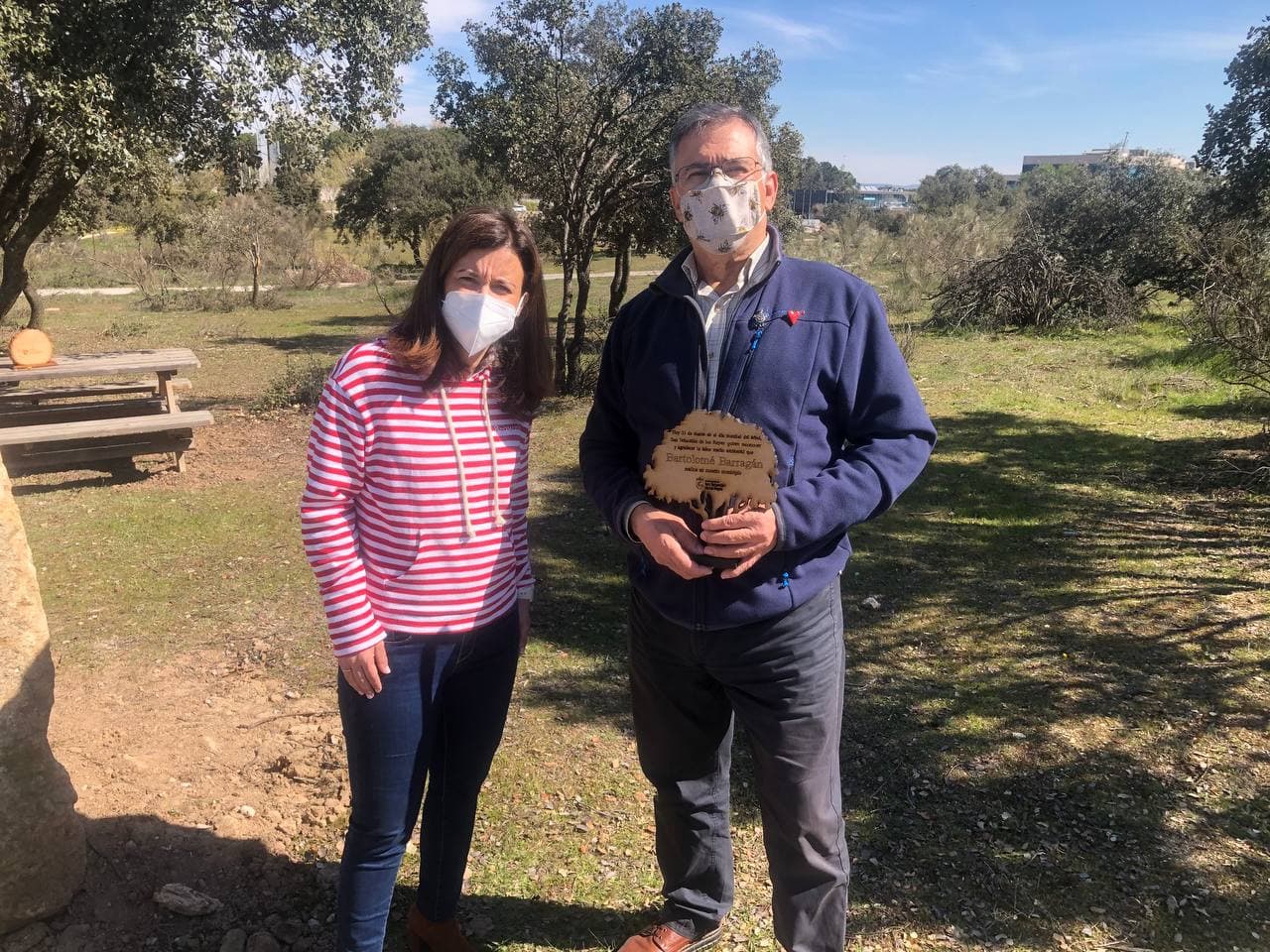 Bartolomá Barragán con la concejal de Medio Ambiente de San Sebastián de los Reyes en la entrega del reconocimiento a su labor