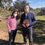 Bartolomá Barragán con la concejal de Medio Ambiente de San Sebastián de los Reyes en la entrega del reconocimiento a su labor