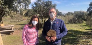 Bartolomá Barragán con la concejal de Medio Ambiente de San Sebastián de los Reyes en la entrega del reconocimiento a su labor