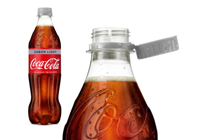 Tapón adherido a botella Coca Cola