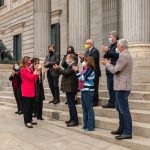 La vicepresidenta Teresa Ribera a la salida del hemiciclo junto a representantes de organizaciones medioambientales y portavoces de los grupos parlamentarios
