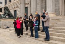 La vicepresidenta Teresa Ribera a la salida del hemiciclo junto a representantes de organizaciones medioambientales y portavoces de los grupos parlamentarios