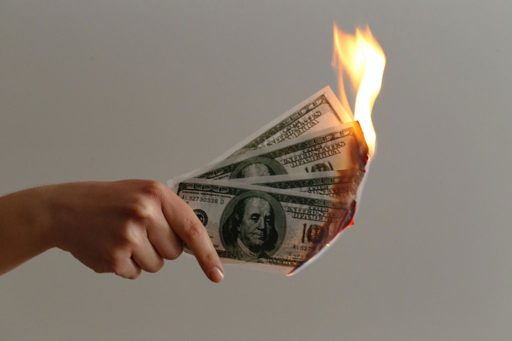 Dinero quemándose