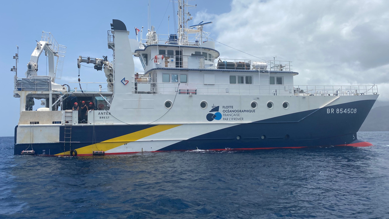 Barco-oceanografico-Antea-a-bordo-del-cual-se-llevo-a-la-expedicion-DISCOVER