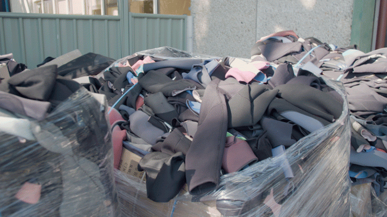 Discarded and unwanted neoprene wetsuits. Source: El Mundo Ecológico