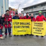 Los activistas llegan a Haugesund tras 13 días de ocupación de la nueva plataforma petrolífera de Shell.