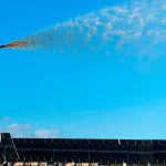 Momento de hidrosiembra en la planta solar de Las Corchas.