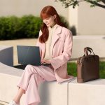 Mujer usando un asus