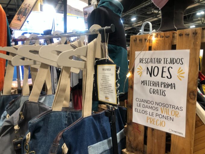 Interior de la caravana de costura sostenible de Planeta Dots