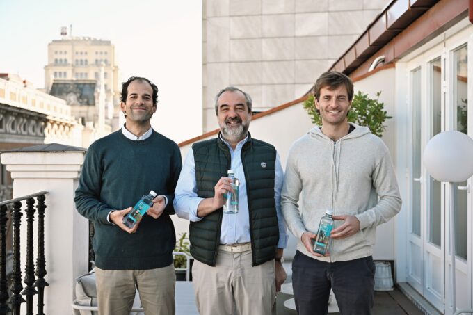 Pablo Urbano, Luis De Sande, Antonio Espinosa, AUARA y su agua potable