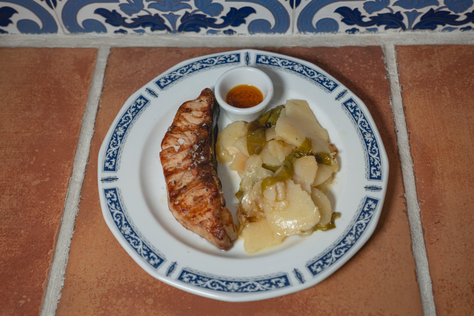 Degustación de esturión a la plancha en el Mesón Riofrío