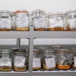 Tarros con semillas de tomate Gordo de Patones y otras variedades locales en el banco de germoplasma del IMIDRA