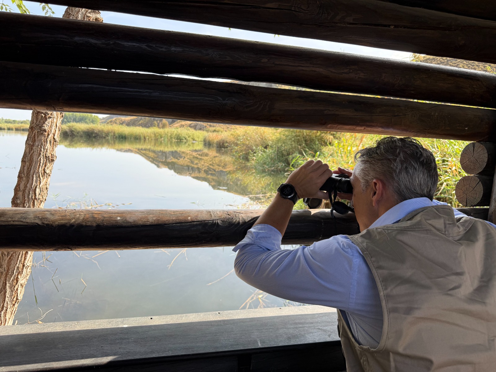 Carlos Novillo observando fauna en uno de los observatorios de Madrid