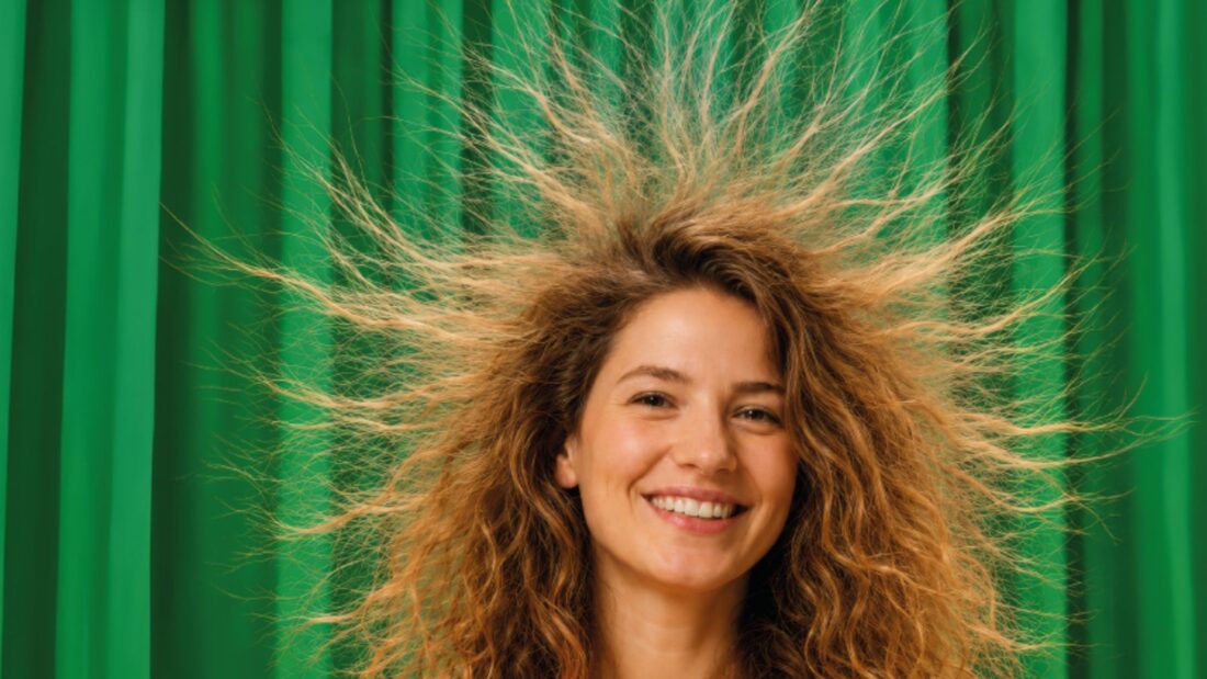 Mujer con el pelo de punta por la electricidad estática, imagen de la exposición de electricidad en Cibeles