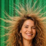 Mujer con el pelo de punta por la electricidad estática, imagen de la exposición de electricidad en Cibeles